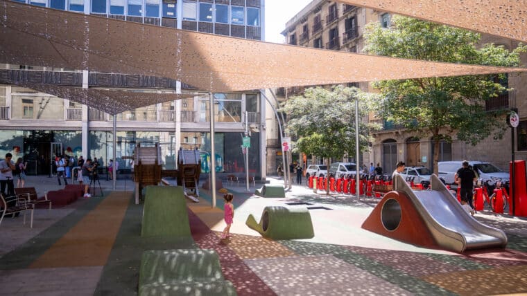 Barcelona usa la innovación y tecnología para diseñar áreas de juego infantiles